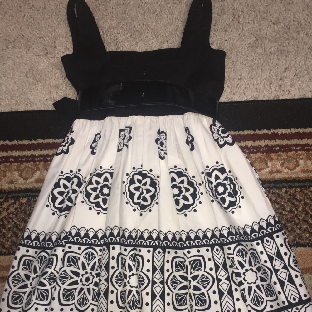Black and white dress, sleeveless, belted
